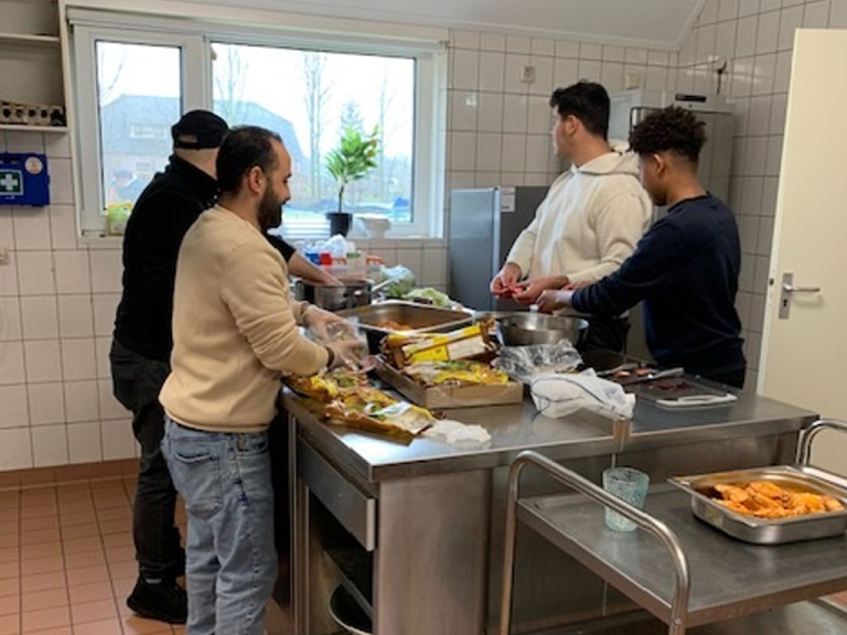 Samen de handen uit de mouwen op Klein Rhijnvis